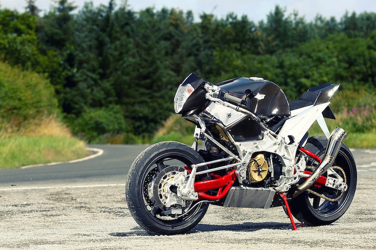 Dan choi moto tu che cafe racer “doc ban” Aprilia RSV1000R