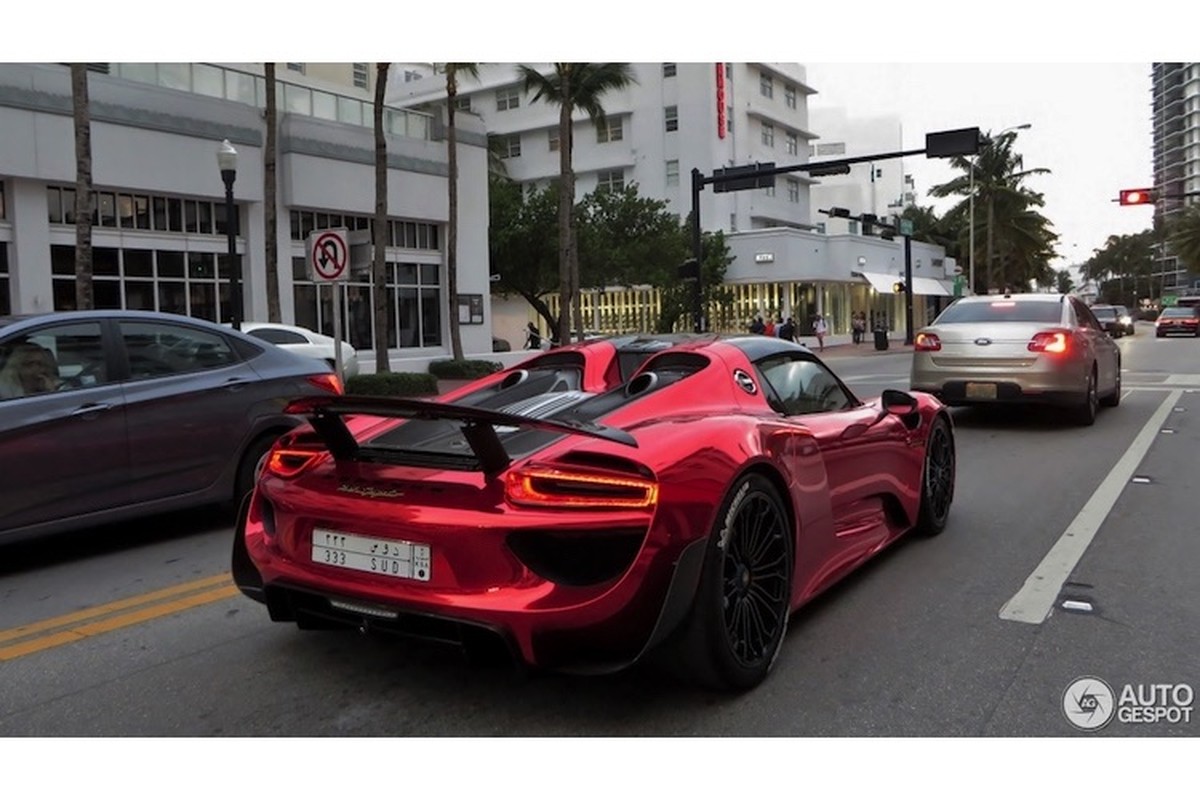 Dan choi A Rap dem Porsche 918 Spyder mau doc “dieu pho“-Hinh-3