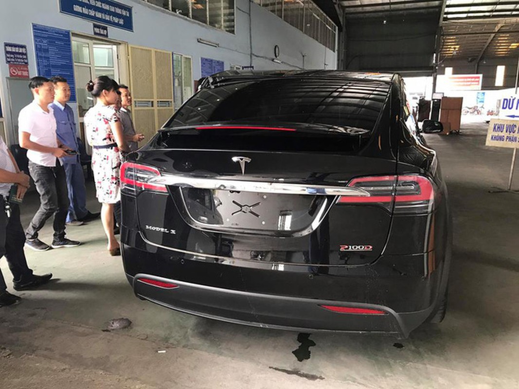 Sieu xe dien Tesla Model X doc nhat Viet Nam ra bien-Hinh-11