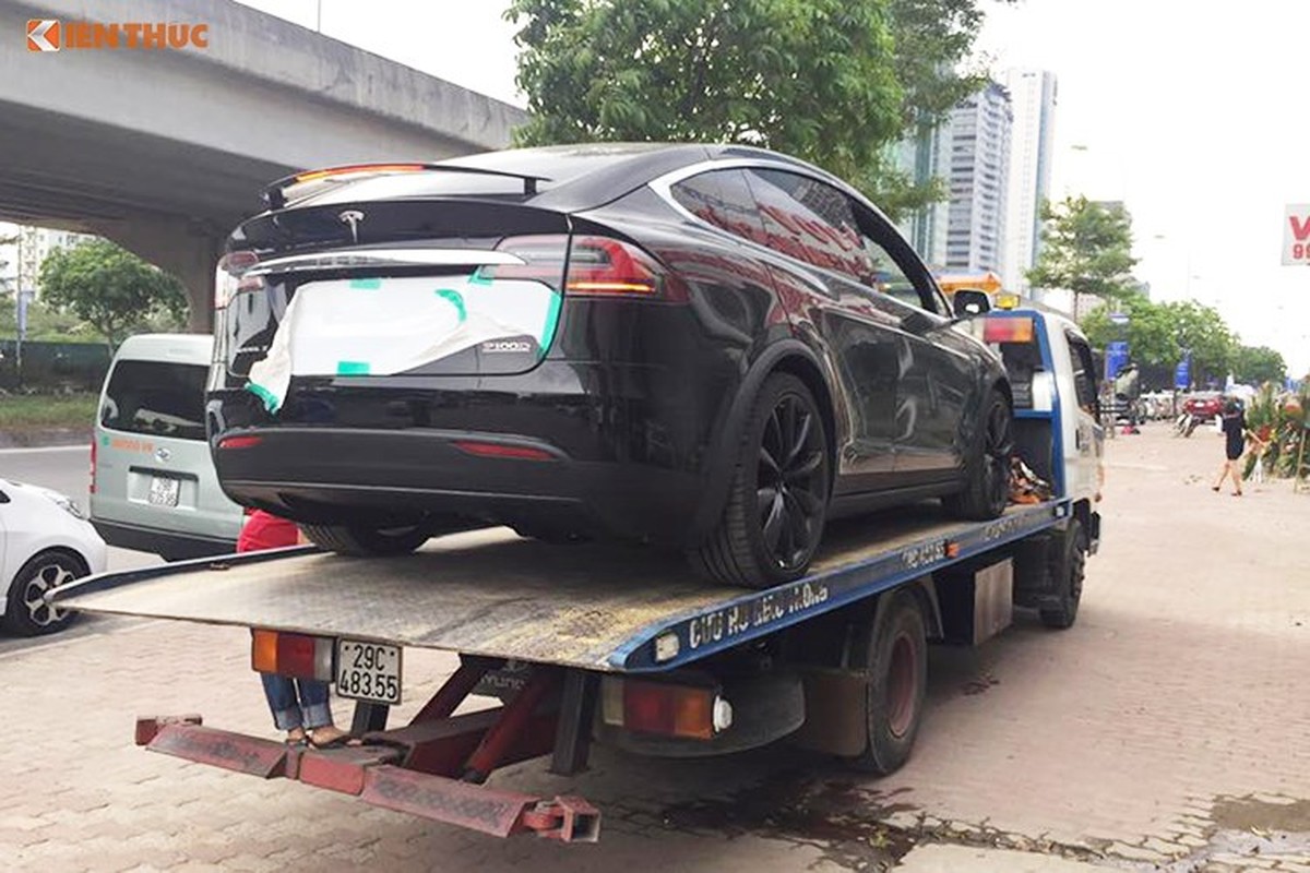 Sieu xe dien Tesla Model X doc nhat Viet Nam ra bien-Hinh-9