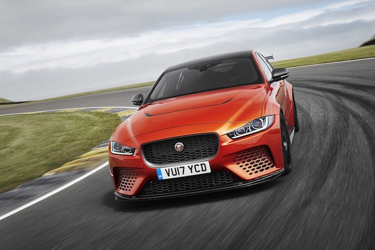 Jaguar XE SV Project 8 gia 4,4 ty “dau” BMW M3-Hinh-2