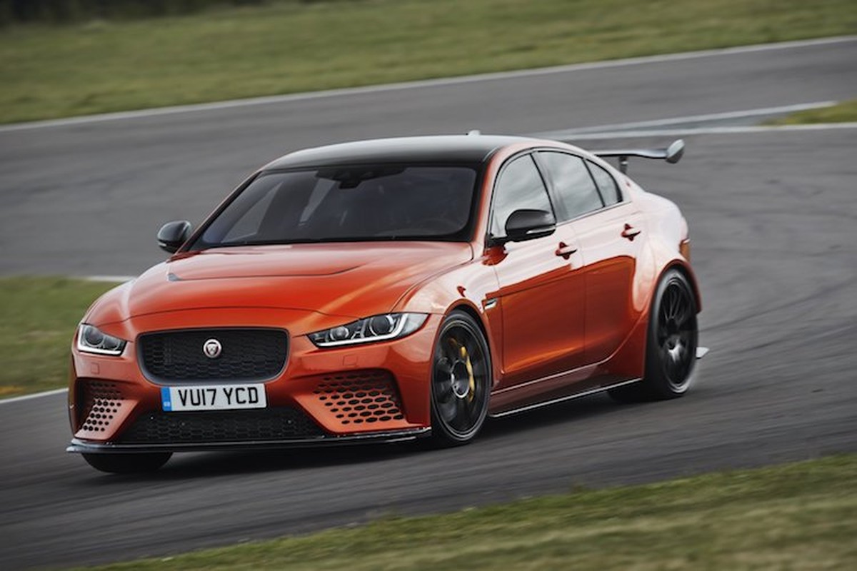 Jaguar XE SV Project 8 gia 4,4 ty “dau” BMW M3-Hinh-5