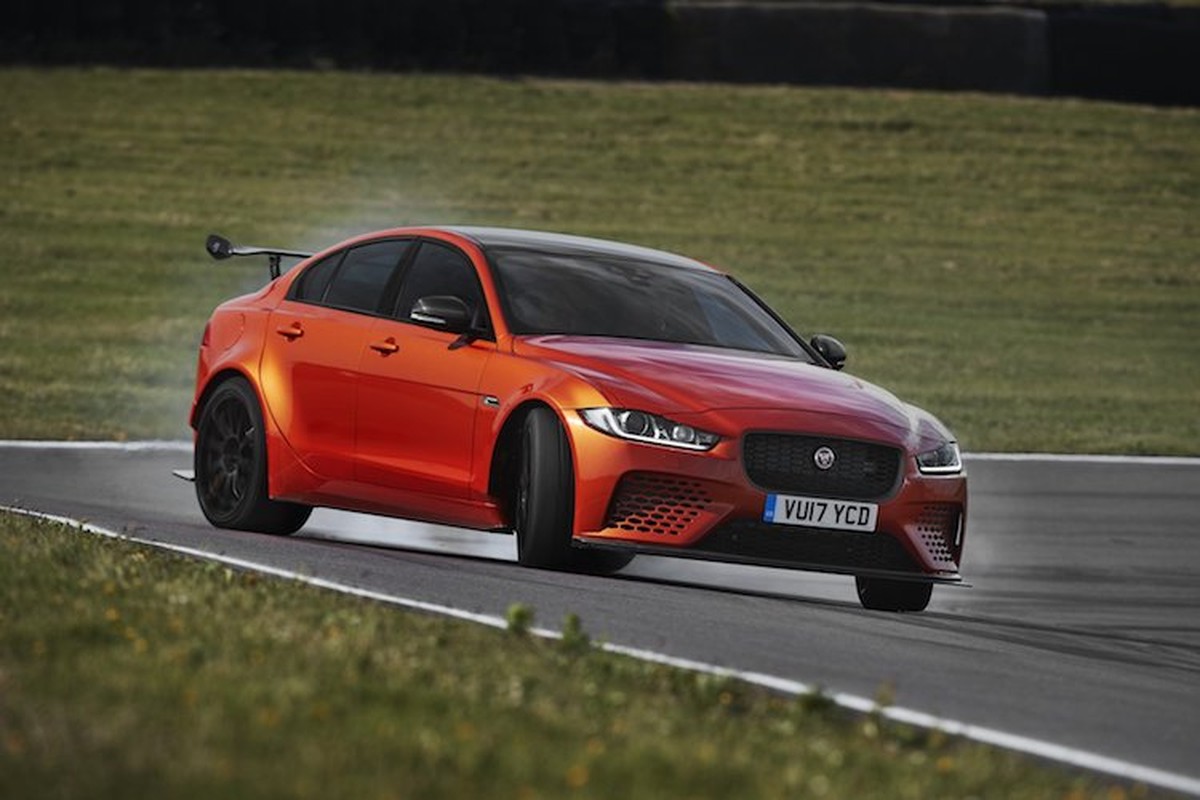 Jaguar XE SV Project 8 gia 4,4 ty “dau” BMW M3-Hinh-6