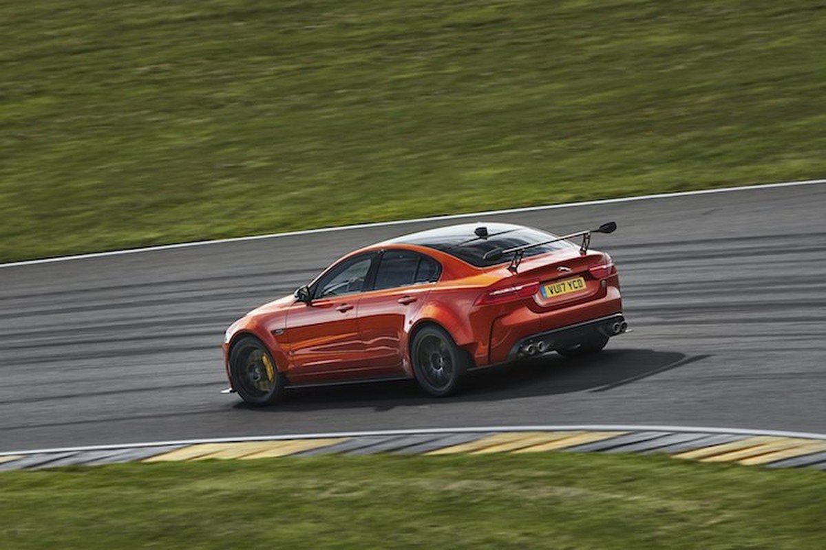 Jaguar XE SV Project 8 gia 4,4 ty “dau” BMW M3-Hinh-7