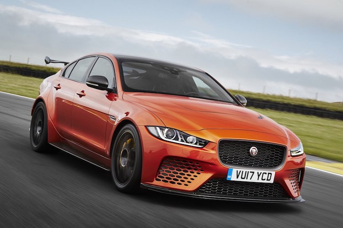 Jaguar XE SV Project 8 gia 4,4 ty “dau” BMW M3