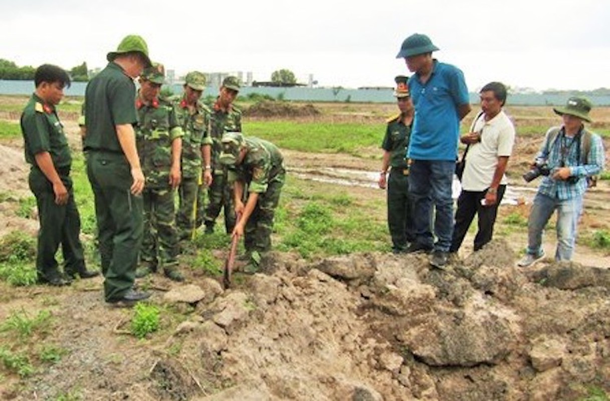 Anh: Tim mo cac liet si trong cong truong san bay Tan Son Nhat-Hinh-7