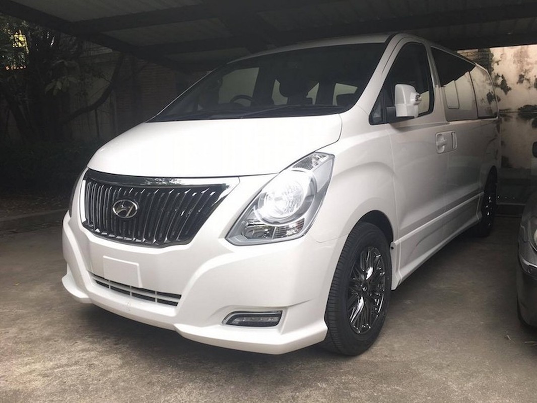 Minivan hang sang Hyundai H-1 Limited II gia 1,12 ty