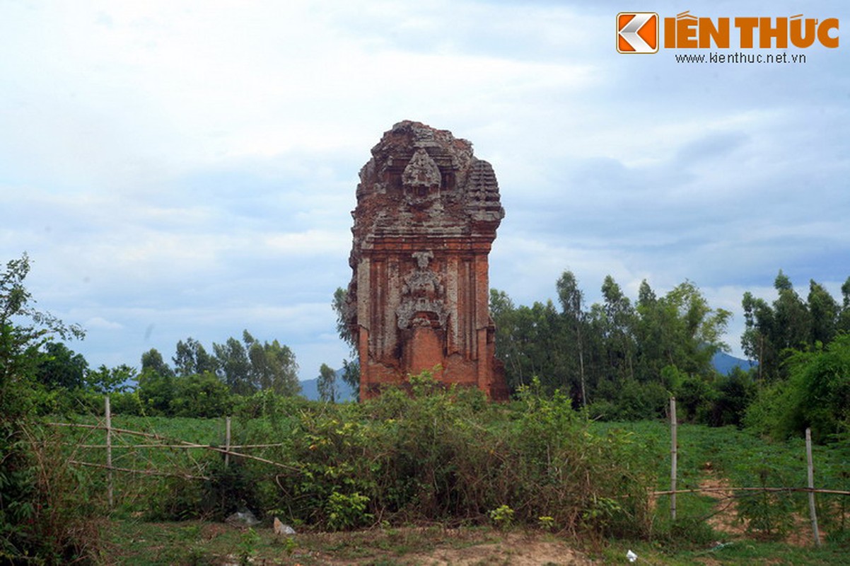 Ngam toa thap Cham xay ra chuyen la trong con bao 1985-Hinh-8