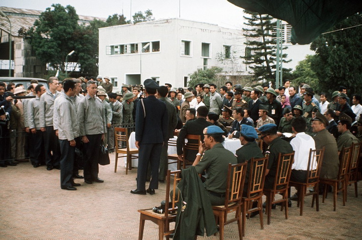 Anh: Trao tra tu binh My o san bay Gia Lam 1973-Hinh-4