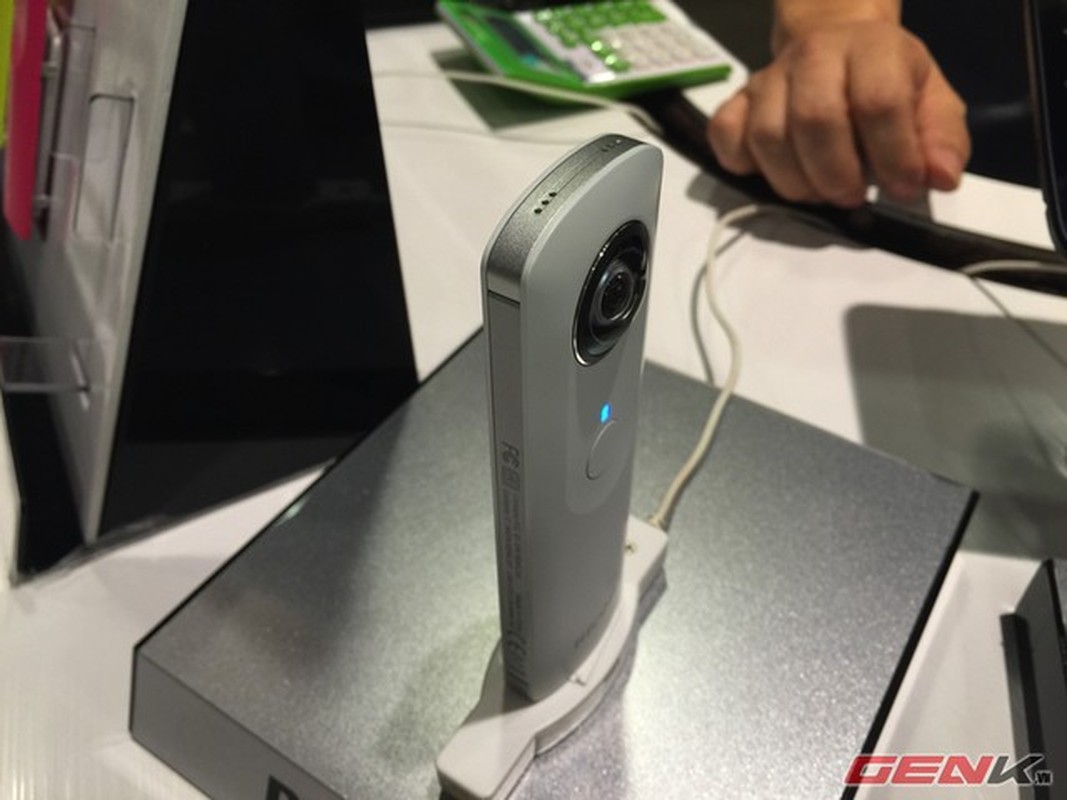 Can canh may anh 360 do sieu nho Ricoh Theta-Hinh-10