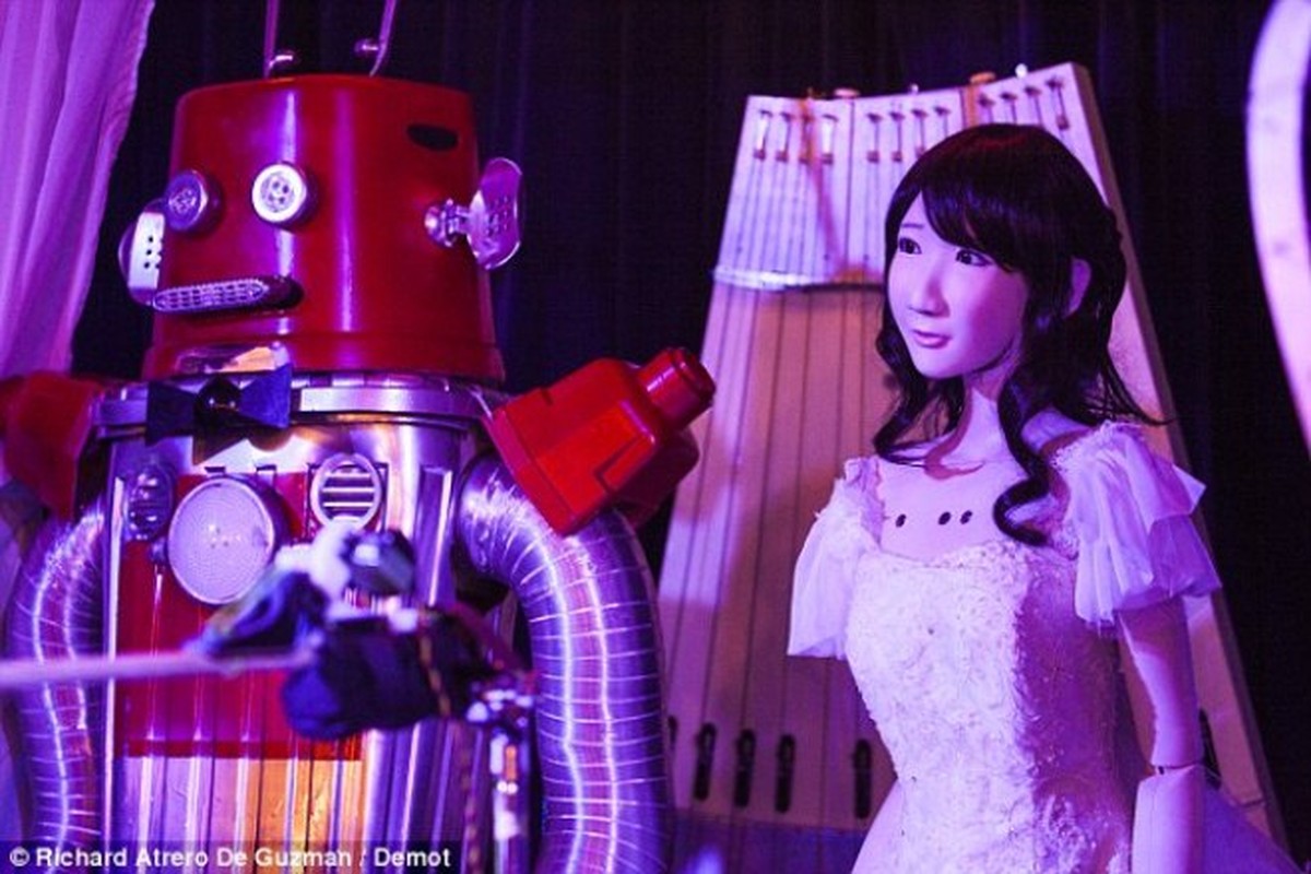 Ky la ngam nhin dam cuoi robot dau tien tren qua dat-Hinh-5