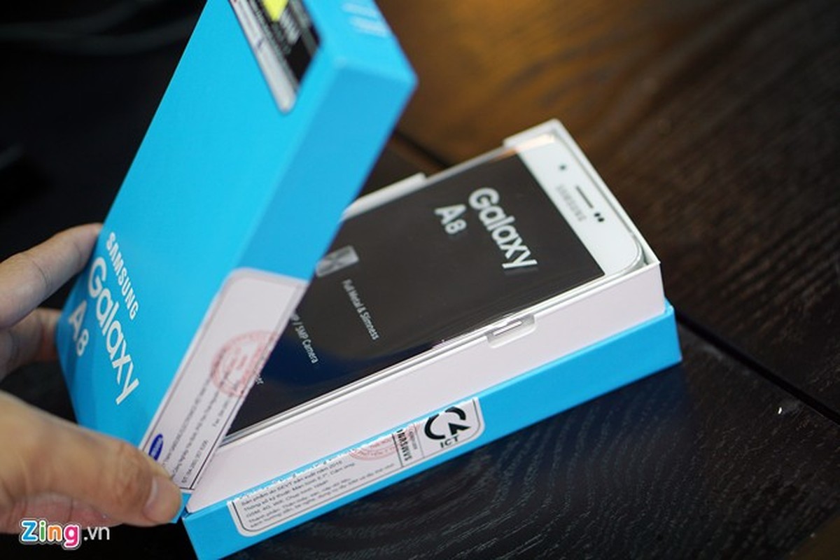 Hinh anh mo hop smartphone Samsung Galaxy A8 sieu mong tuyet dep-Hinh-2