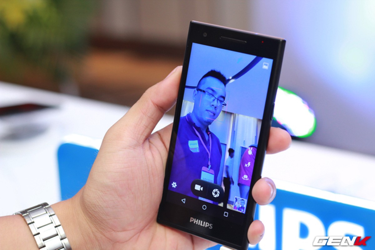 Philips ra mat S358 0 smartphone chuyen cho selfie gia re-Hinh-11