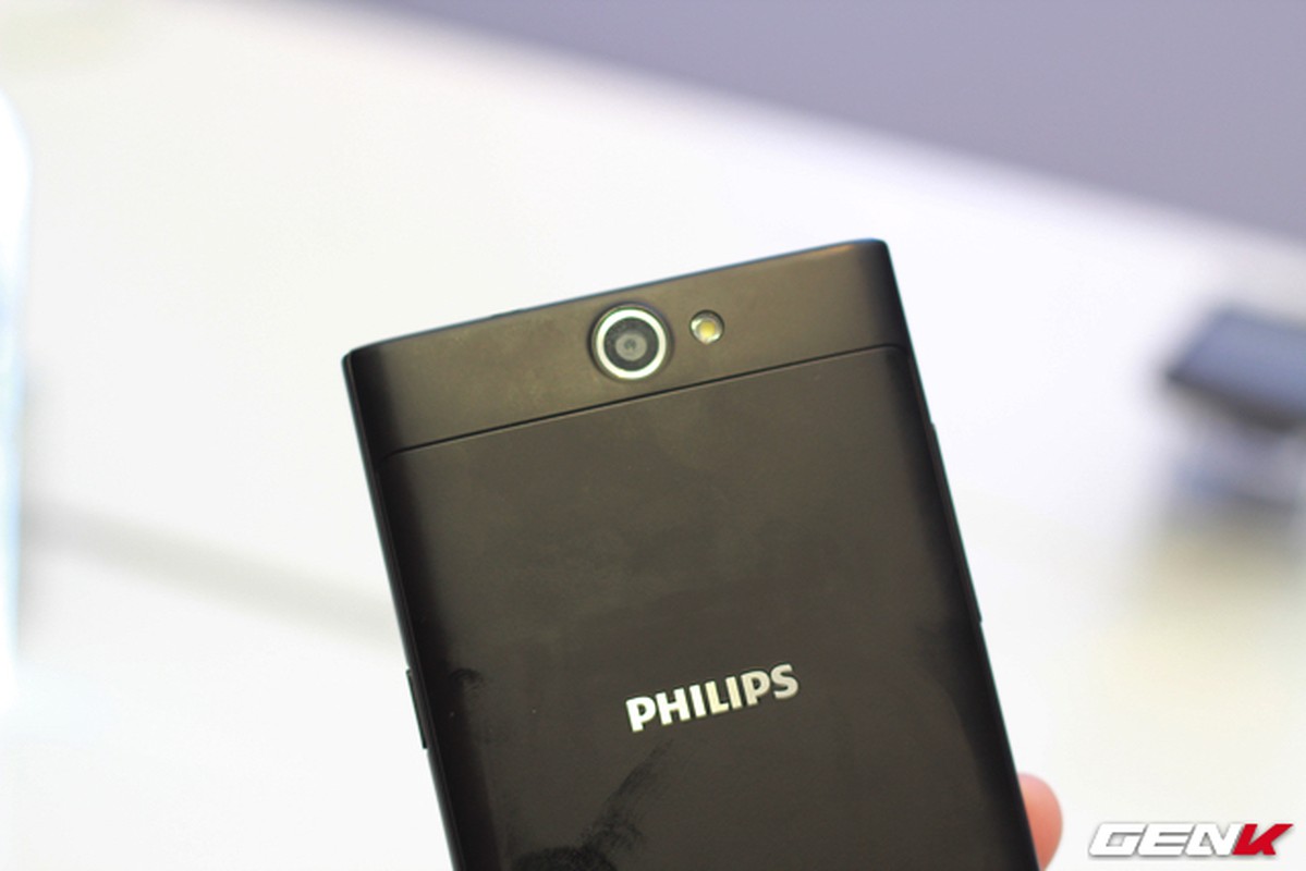 Philips ra mat S358 0 smartphone chuyen cho selfie gia re-Hinh-4