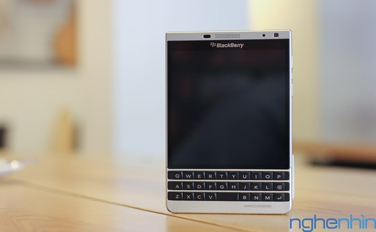 Anh thuc te dien thoai BlackBerry Passport vo bac tai Viet Nam-Hinh-6