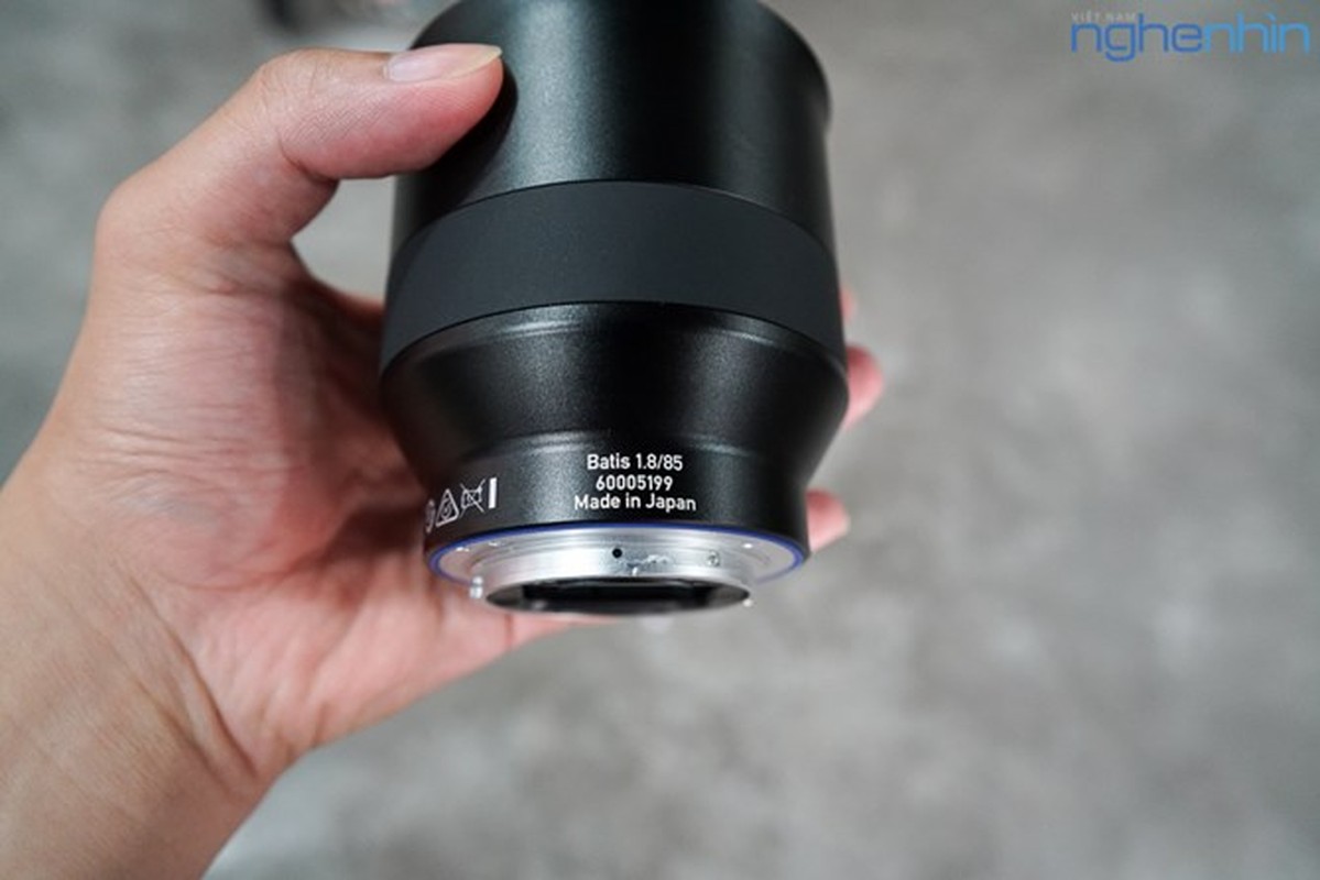 Can canh cạp ong kinh Zeiss Batis có man hinh OLED-Hinh-13