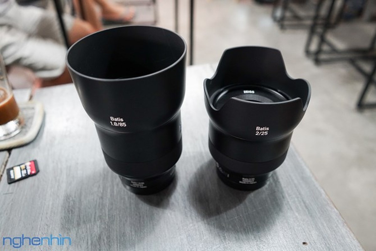 Can canh cạp ong kinh Zeiss Batis có man hinh OLED-Hinh-2