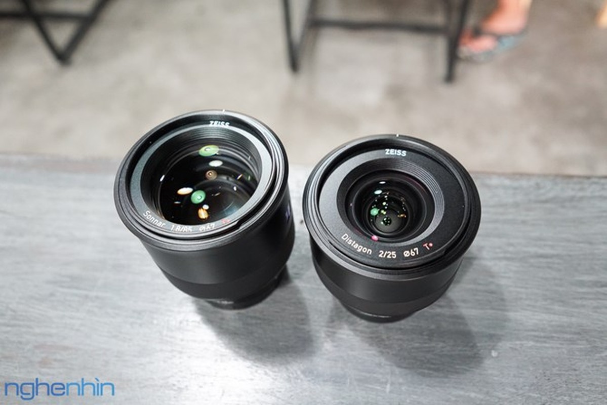 Can canh cạp ong kinh Zeiss Batis có man hinh OLED