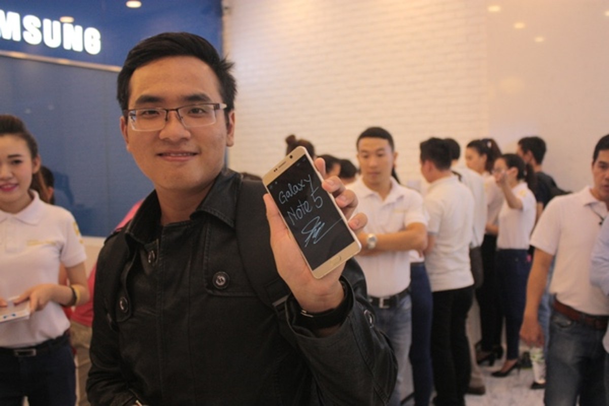 Anh: Va vat cho 23 tieng o TP.HCM de mua Galaxy Note 5-Hinh-16