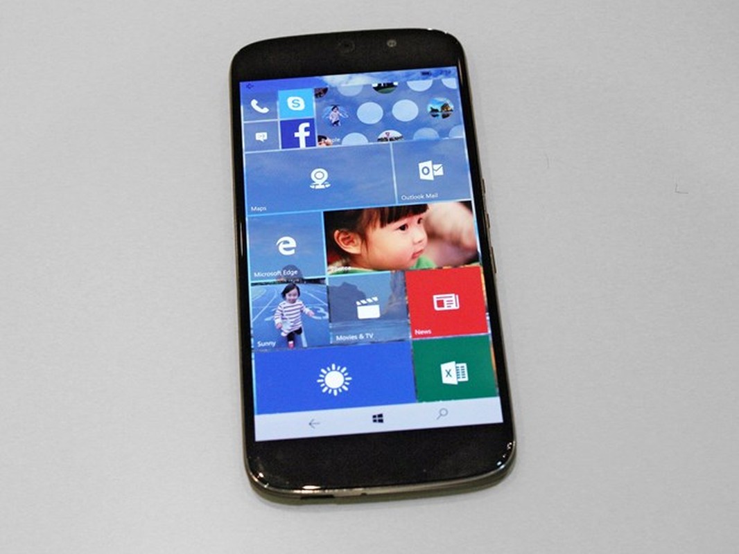 Can canh smartphone Windows kiem PC dau tien the gioi-Hinh-2