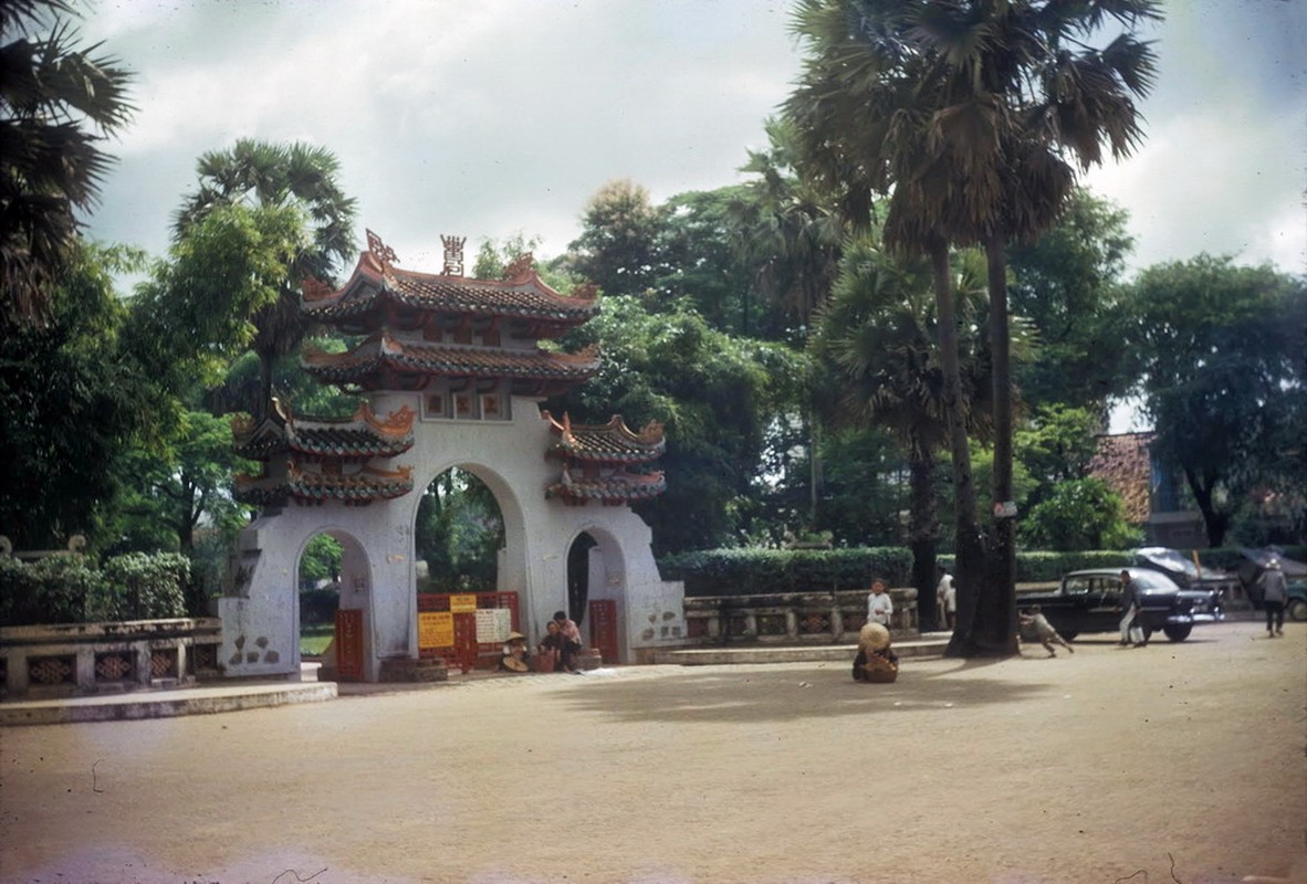 Lang mo lon nhat Sai Gon qua ong kinh nguoi My nam 1966-Hinh-2