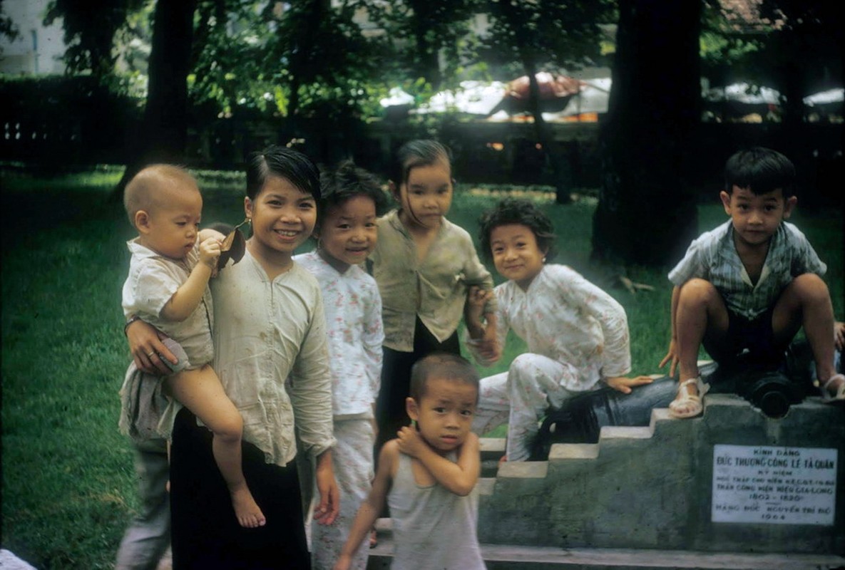 Lang mo lon nhat Sai Gon qua ong kinh nguoi My nam 1966-Hinh-4