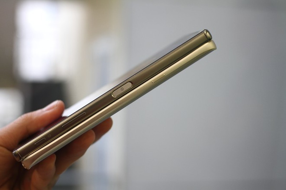 Xperia Z5 Premium va Galaxy Note 5 do thiet ke o VN-Hinh-4