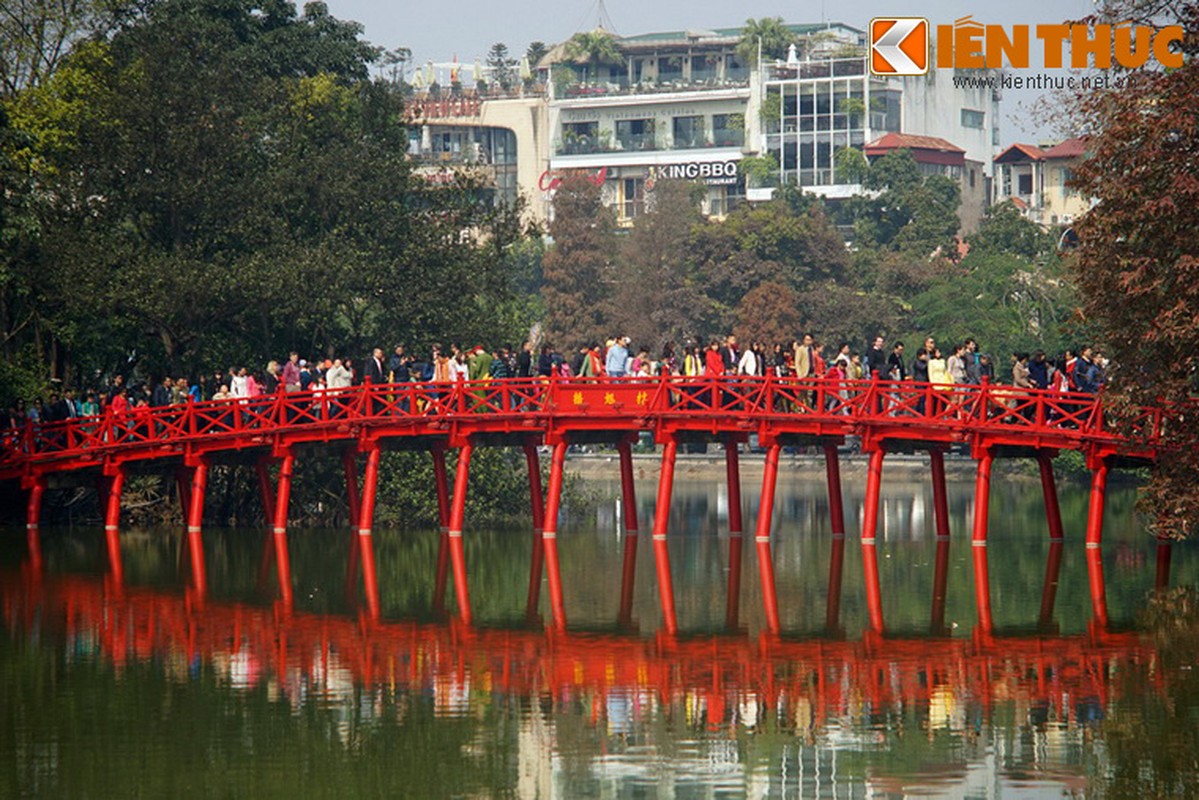 Bien nguoi tham vieng cu Rua Ho Guom ngay dau nam-Hinh-4