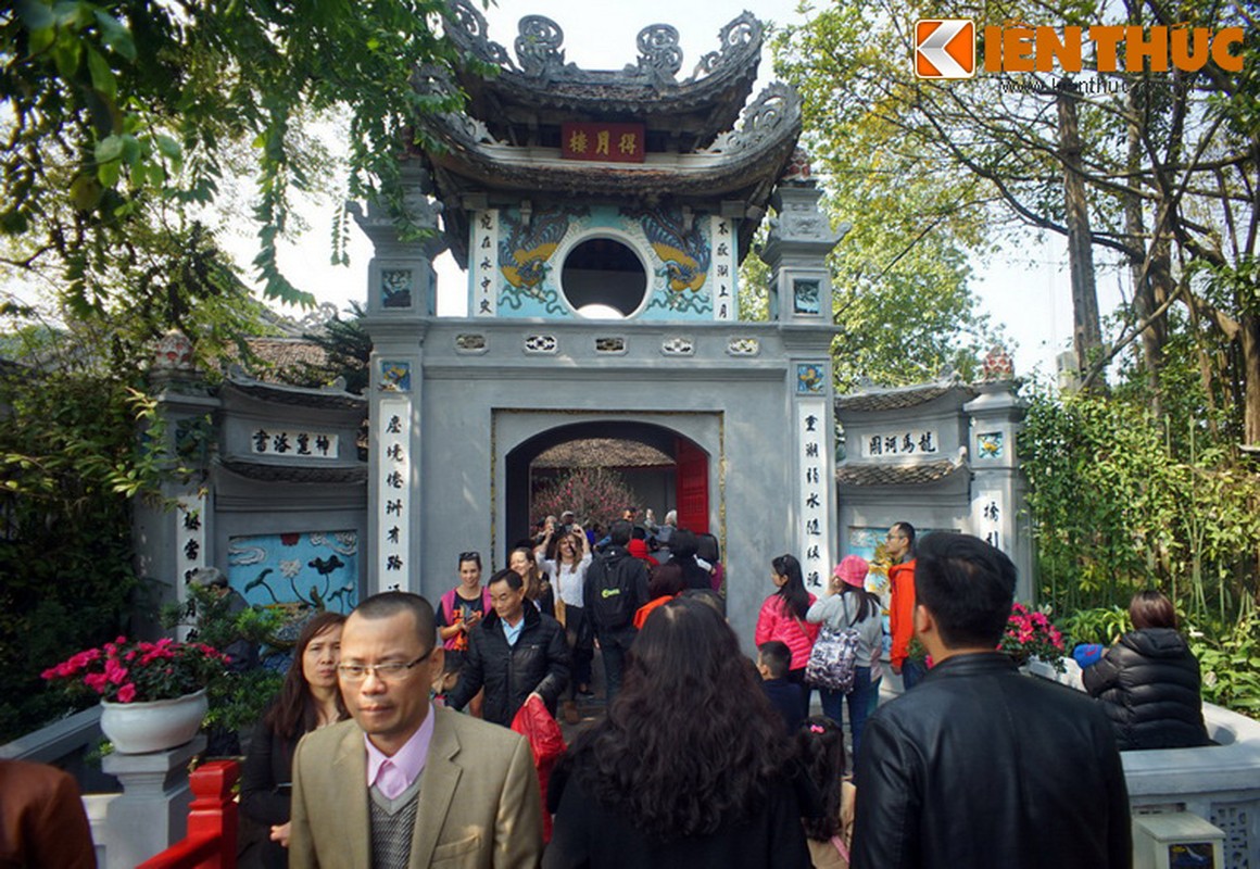 Bien nguoi tham vieng cu Rua Ho Guom ngay dau nam-Hinh-5