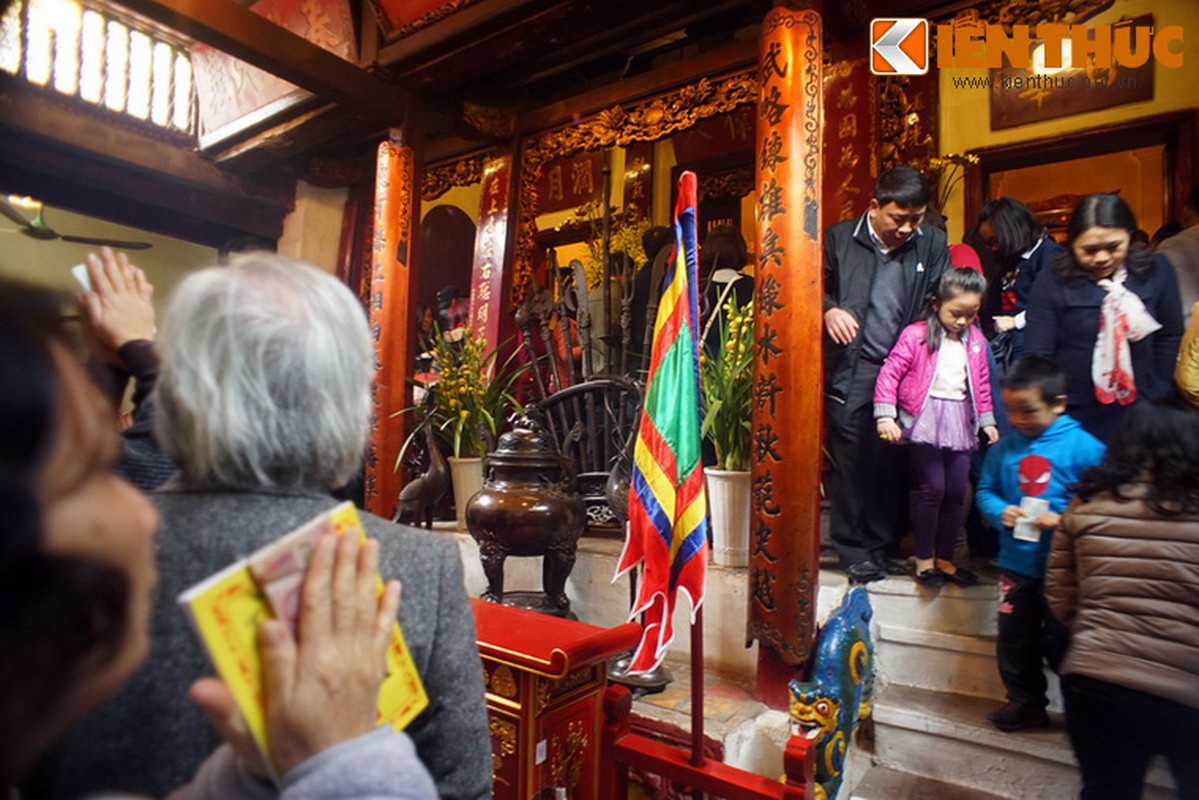 Bien nguoi tham vieng cu Rua Ho Guom ngay dau nam-Hinh-8