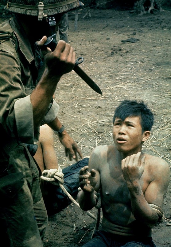 Loat anh mau gay soc ve chien tranh Viet Nam cua Larry Burrows