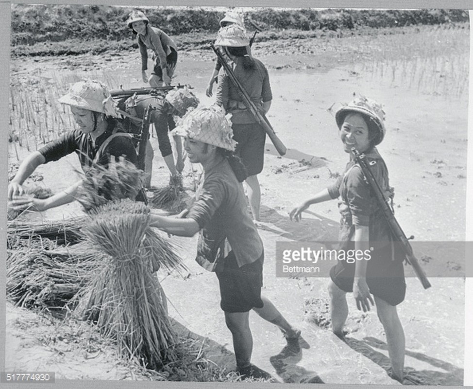 Phu nu Viet thoi chien qua anh phong vien quoc te (2)