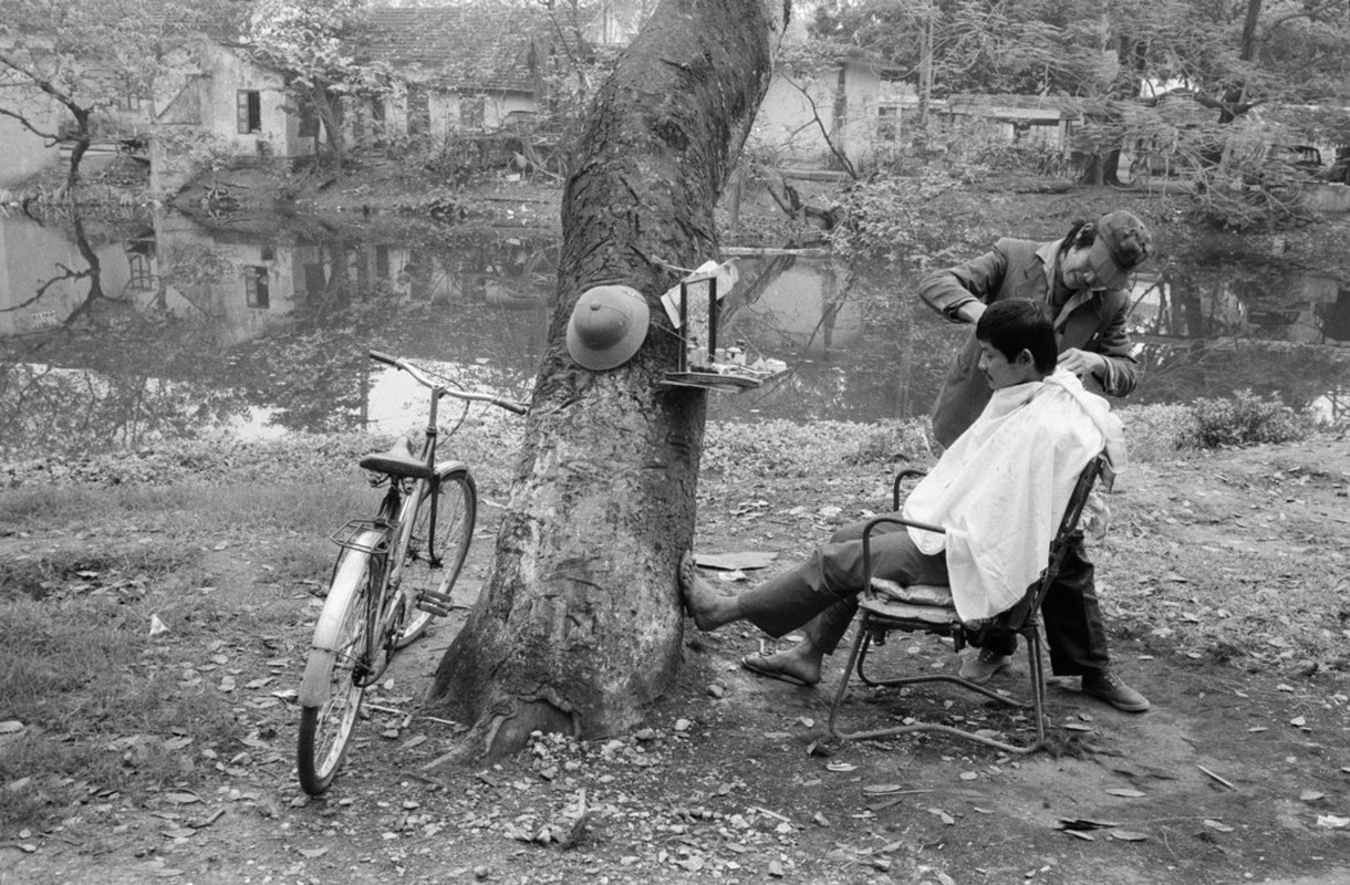 Boi hoi ngam Ha Noi nam 1990 trong anh cua John Vink (1)-Hinh-13