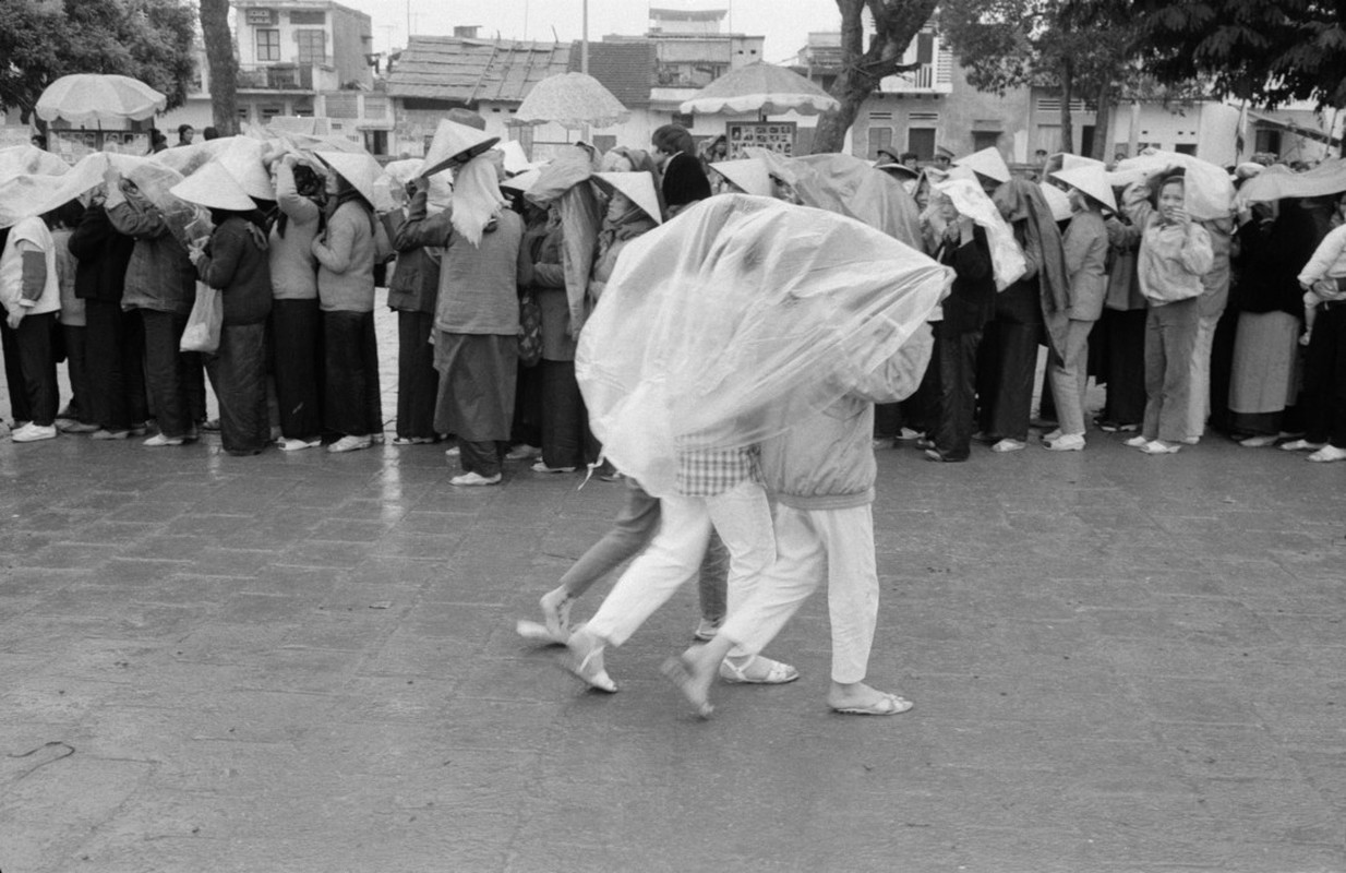 Boi hoi ngam Ha Noi nam 1990 trong anh cua John Vink (1)-Hinh-20