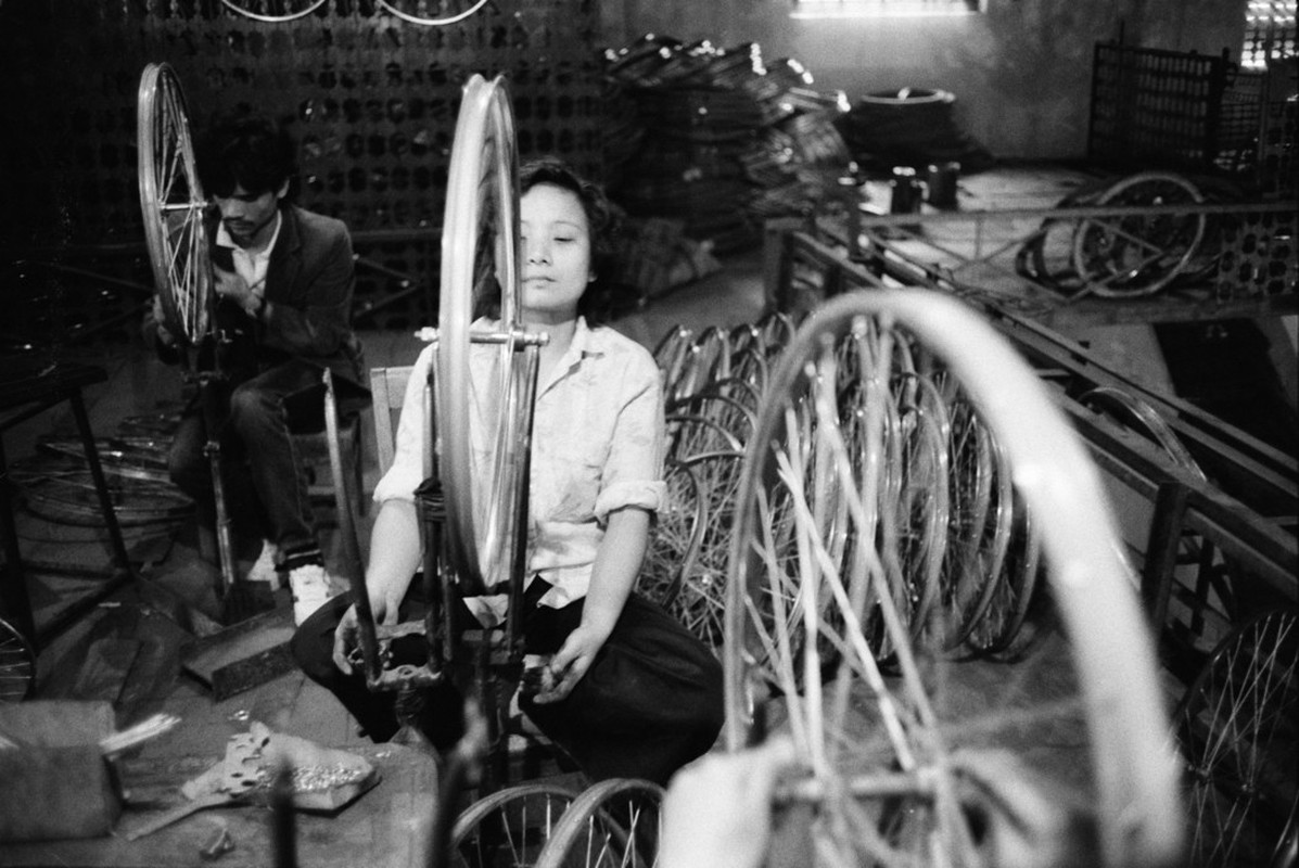 Boi hoi ngam Ha Noi nam 1990 trong anh cua John Vink (2)-Hinh-24