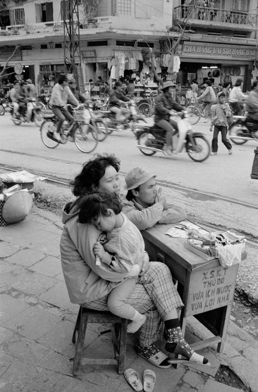 Boi hoi ngam Ha Noi nam 1990 trong anh cua John Vink (2)-Hinh-5