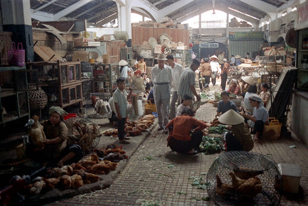 Loat anh doc ben trong cho Ben Thanh nam 1973 (1)