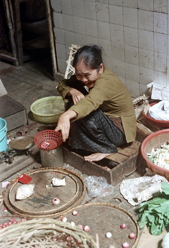 Loat anh doc ben trong cho Ben Thanh nam 1973 (2)-Hinh-20