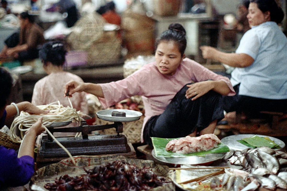 Loat anh doc ben trong cho Ben Thanh nam 1973 (2)-Hinh-3