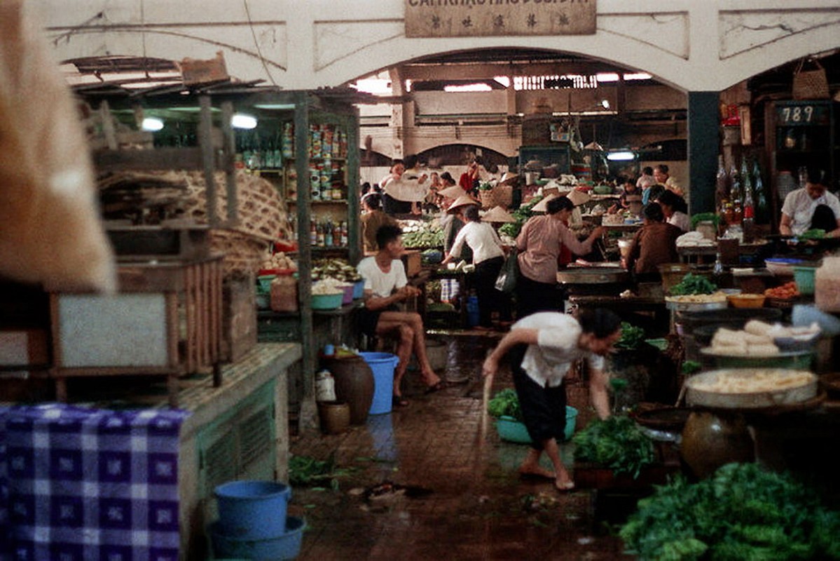 Loat anh doc ben trong cho Ben Thanh nam 1973 (2)