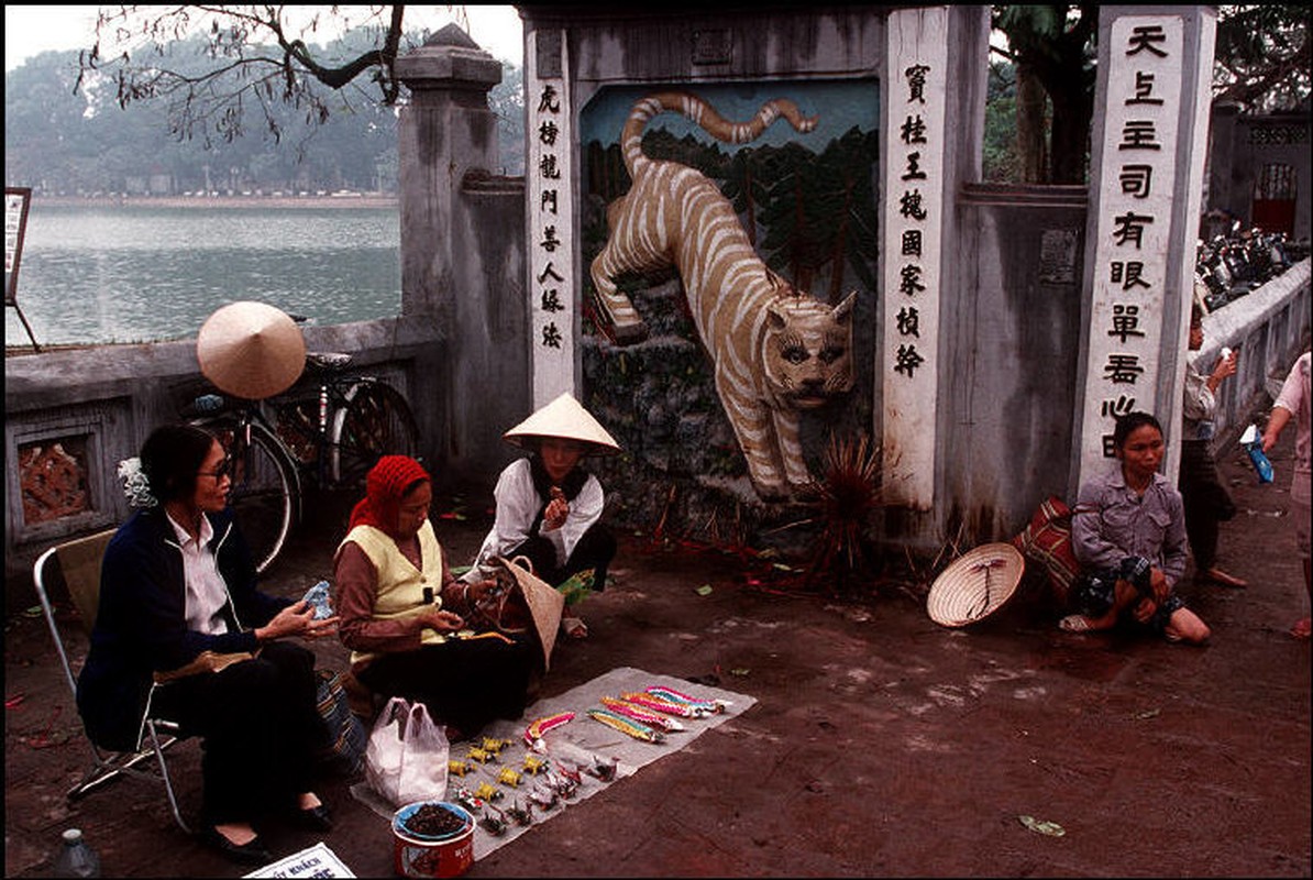 Anh cuc chat ve Ha Noi nam 1994-1995 cua Bruno Barbey (1)