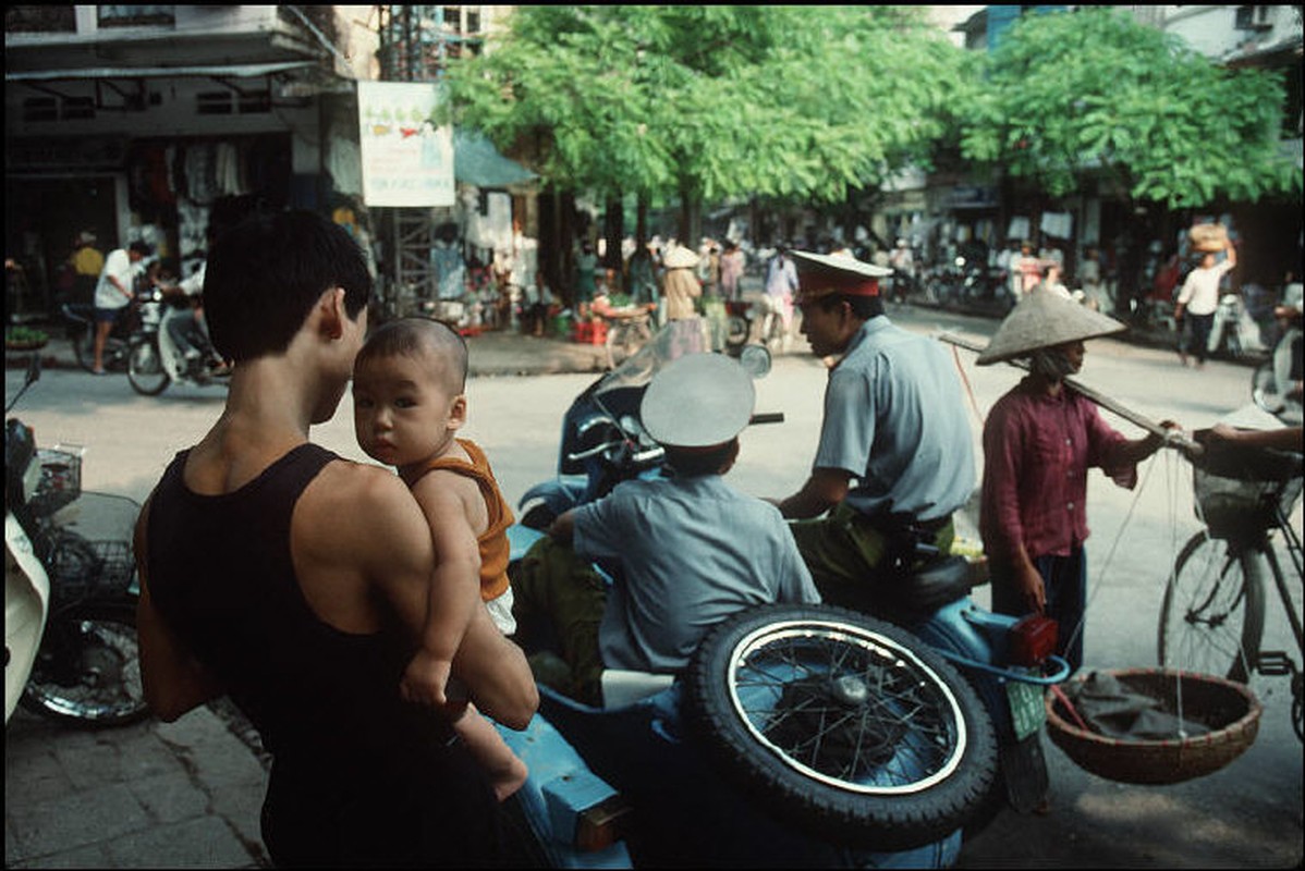 Anh cuc chat ve Ha Noi nam 1994-1995 cua Bruno Barbey (2)-Hinh-6