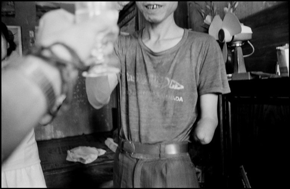 Loat anh “goc canh” ve Ha Noi nam 1990 cua Larry Towell (2)-Hinh-19