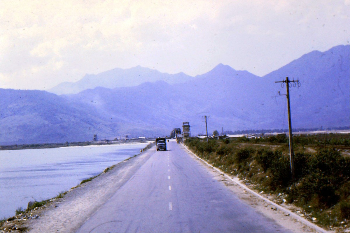 Mien Trung thap nien 1960 dep nhu tranh qua ong kinh linh My-Hinh-16