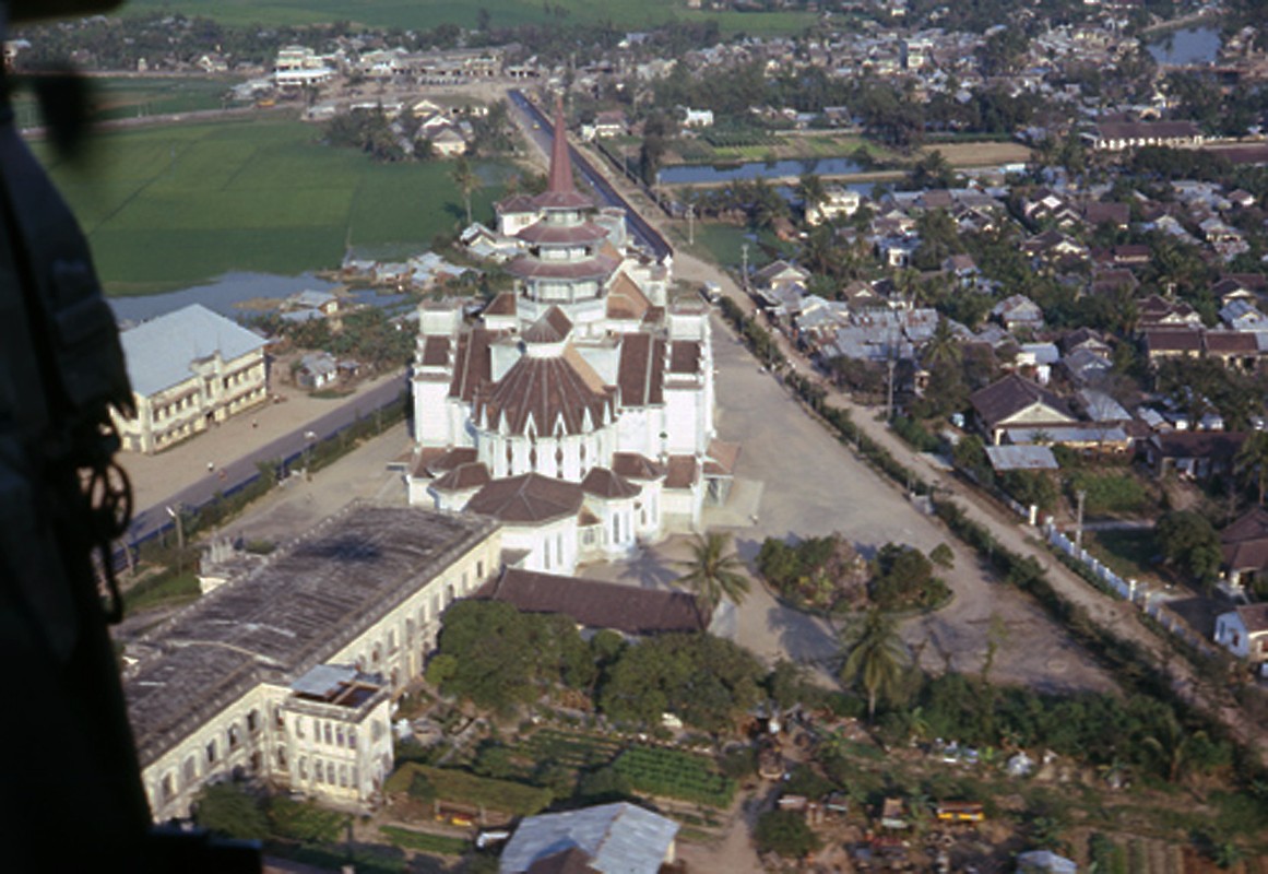 Ve dep ky vi cua Co do Hue 1969 nhin tu may bay-Hinh-10