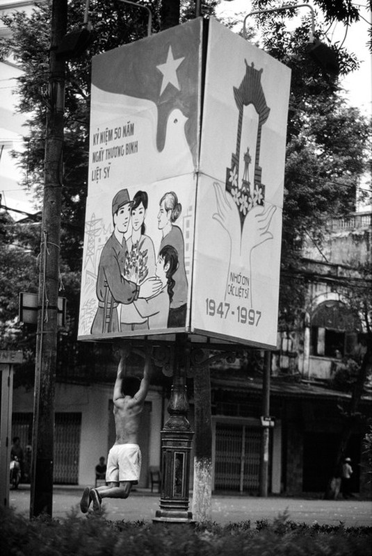 Ha Noi thap nien 1990 qua anh cua Philip Jones Griffiths (1)-Hinh-7