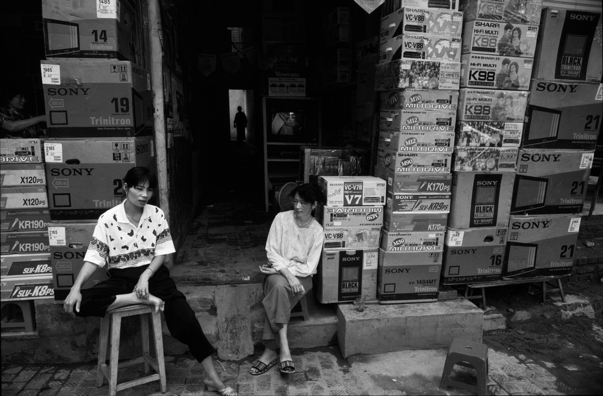 Ha Noi thap nien 1990 qua anh cua Philip Jones Griffiths (1)