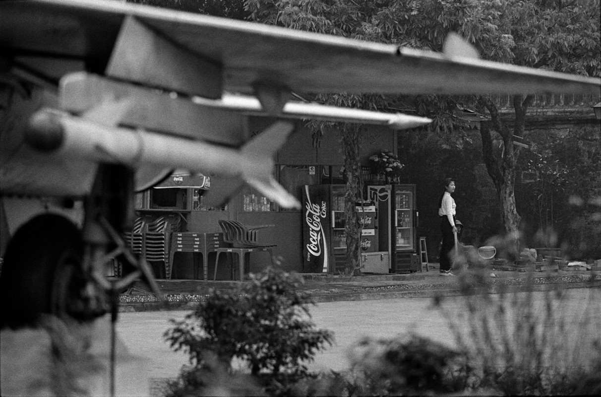 Ha Noi thap nien 1990 qua anh cua Philip Jones Griffiths (2)-Hinh-10