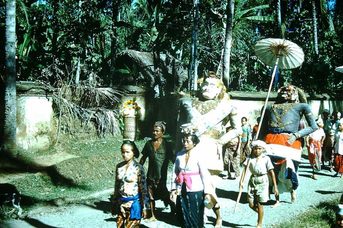 Kham pha hon dao thien duong Bali nam 1952-Hinh-15