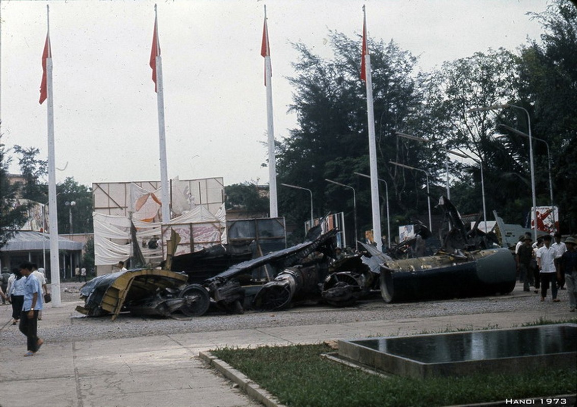 Loat anh dac biet tai trien lam xac may bay My o Ha Noi nam 1973-Hinh-14